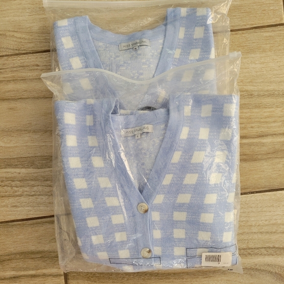 Women's Cropped Gingham Plaid Spring Cardigan - Picture 5 of 8